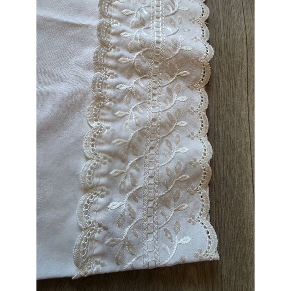 Vintage West Point Stevens White Pillowcases With Lace Trim - Picture 3 of 6
